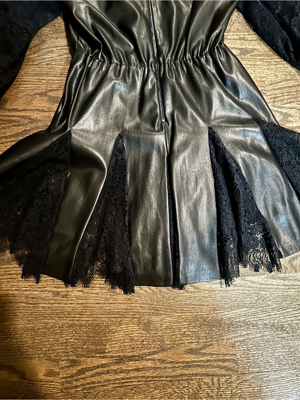 Alice + Olivia Black Faux Leather and Lace Belted Dress. Size 4. Worn Once! - Picture 7 of 10